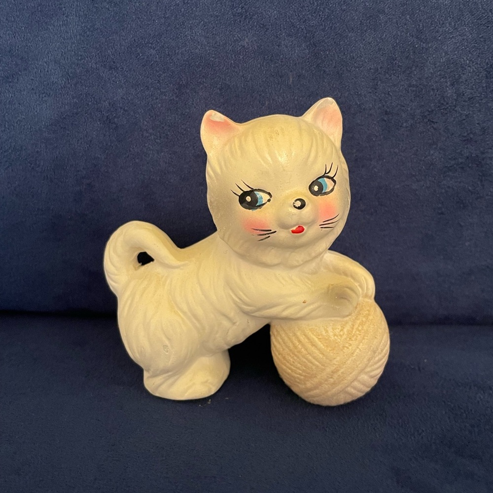 Vintage White Ceramic Kitten with Ball of Yarn made in Japan 3 1/2” x 3 1/2”